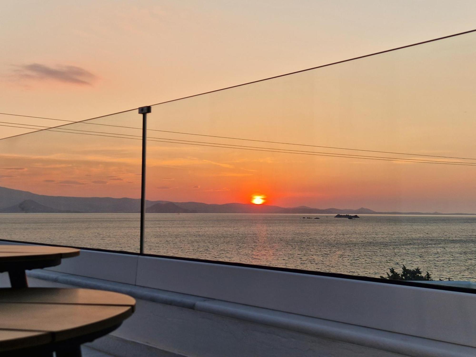 Seanfinity Beachfront Suites Mikri Vigla Room photo